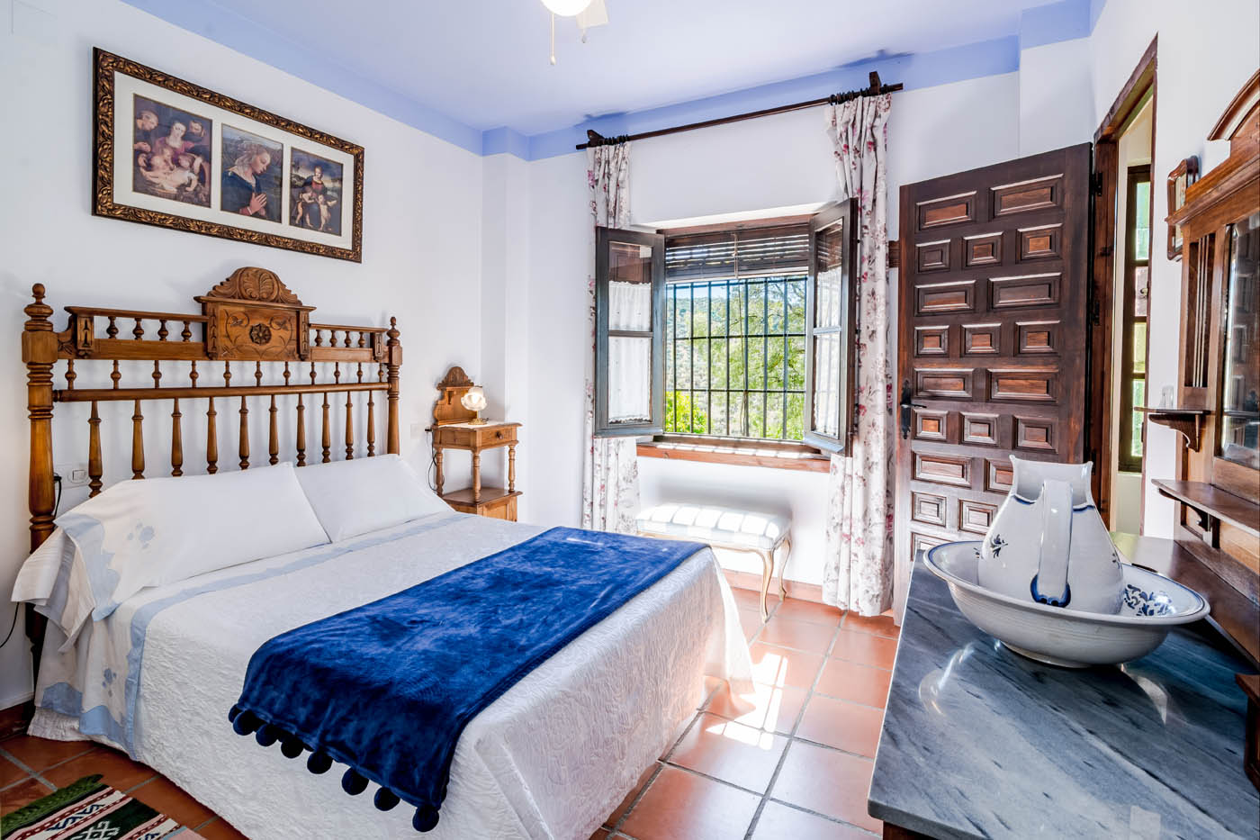 Habitación con cama doble y baño en la planta baja